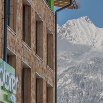 Perfekte Lage - Explorer Hotel Kitzbühel mit Blick auf den Wilden Kaiser