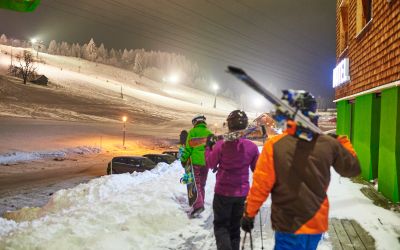 Night skiing in Nesselwang in the Allgäu region is a highlight for families on a ski holiday at the Explorer Hotel Neuschwanstein. The Alpspitzbahn cable car is right outside your door.