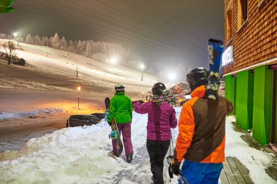 Nachtskifahren im Wintersportort Nesselwang