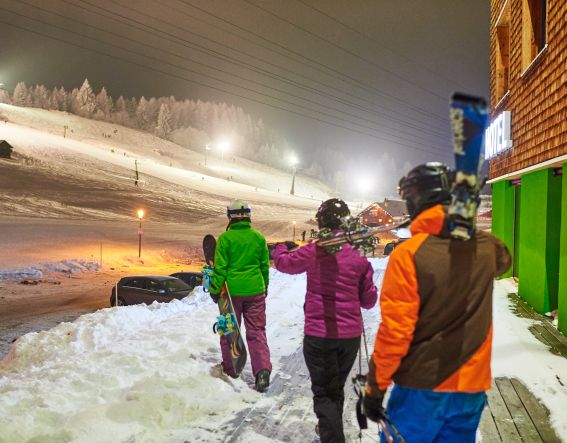 Nachtskifahren im Wintersportort Nesselwang