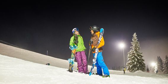 Die Skipiste in Nesselwang im Allgäu hat auch abends für Skifahrer und Snowboarder geöffnet. Frag unsere Buddies im Explorer Hotel nach Skiverleih, wenn Du selbst nicht über eine eigene Skiausrüstung verfügt.
