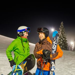 Skifahren und Snowboarden bei Flutlicht an der Alpspitzbahn in Nesselwang