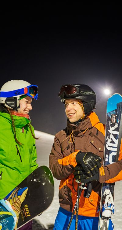 Flutlichtfahren auf top ptäparierten Pisten in Nesselwang im Allgäu. Starte direkt von Deiner Unterkunft aus auf die Skipiste im Skigebiet der Alpspitze in Deinem Winterurlaub im Explorer Hotel Neuschwanstein in Deutschland.