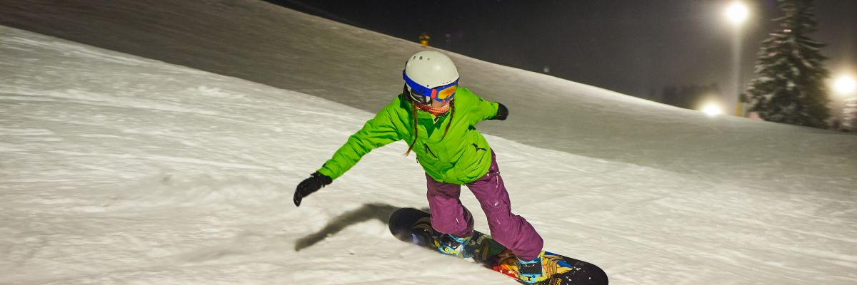 Ob mit Ski oder Snowboard - Flutlichtfahren ist für jeden im Winter ein Muss!