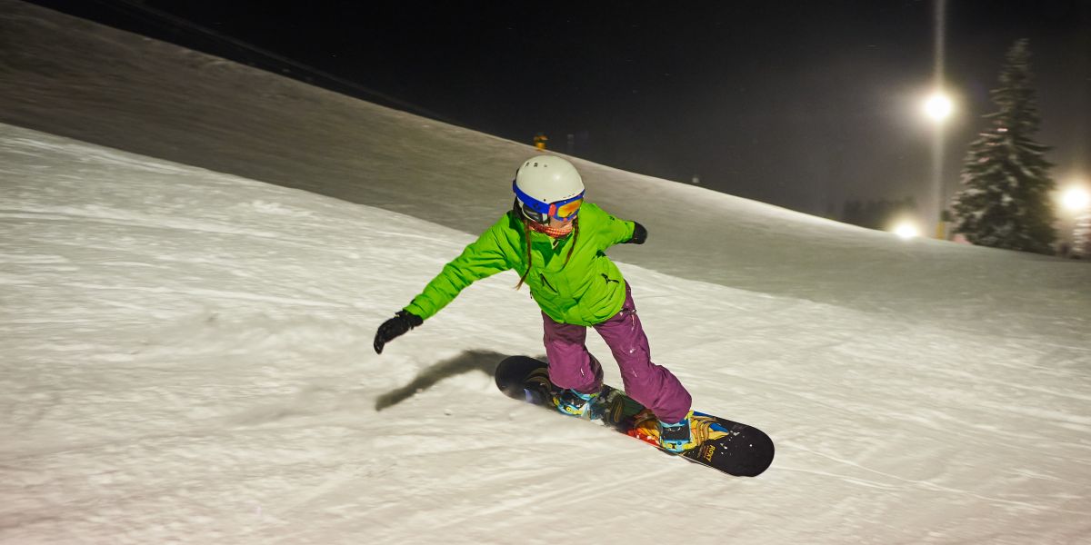 Ob mit Ski oder Snowboard - Flutlichtfahren ist für jeden im Winter ein Muss!