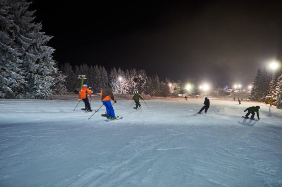 Skifahren und Snowboarden bei Nacht in Nesselwang im Allgäu