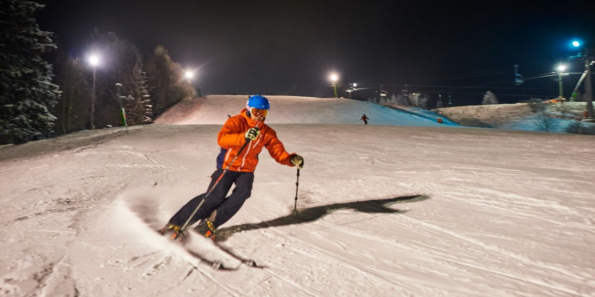 Unterwegs auf der beleuchteten Skipiste beim Nachtskifahren in Nesselwang