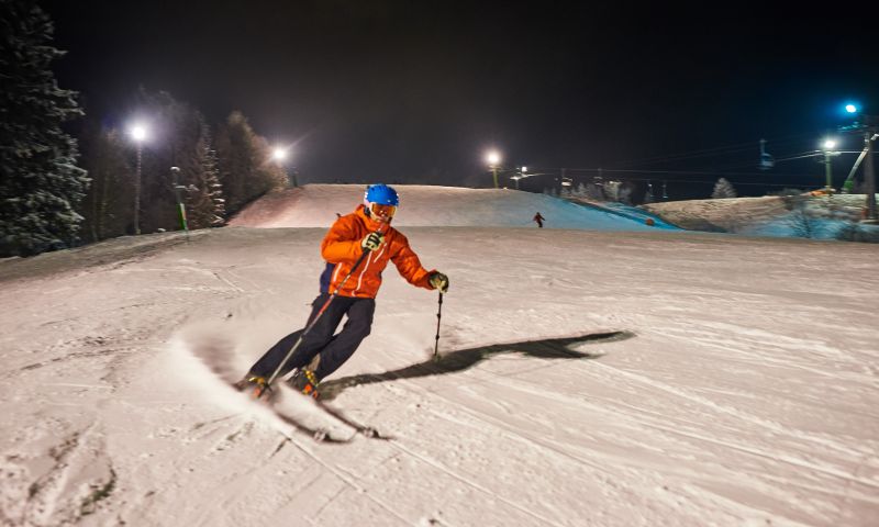 Die Alpspitzbahn bietet im Winter täglich Nachtskifahren für Jedermann an. Direkt neben dem Explorer Hotel Neuschwanstein in Nesselwang kannst Du in das Vergnügen starten und mit Ski oder Snowboard die Skipiste runtersausen.