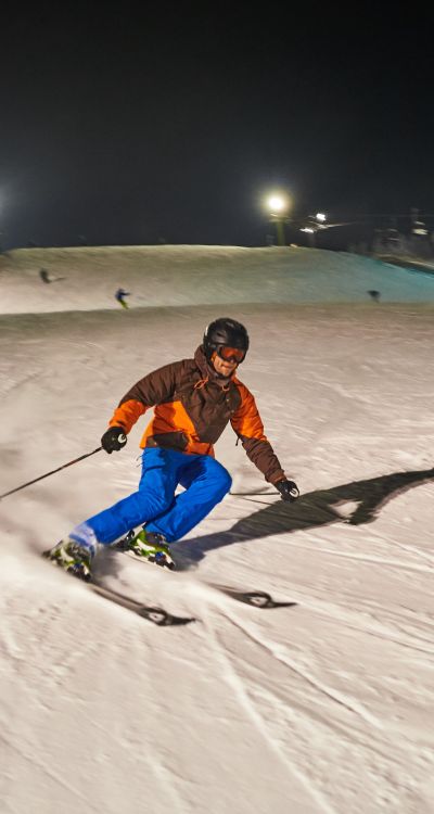 In den Regionen der Explorer Hotels in den Alpen gibt es einige Skipisten auf denen Du sogar nachts fahren kannst. Schon mal ausprobiert? Die passende Unterkunft im Urlaub in Deutschland findest Du in Oberstdorf, Nesselwang oder Berchtesgaden.