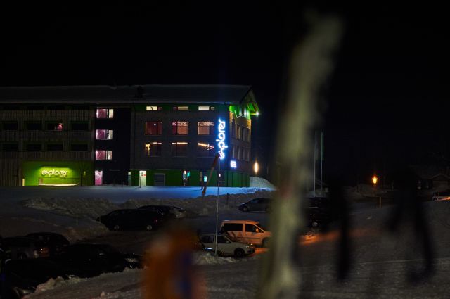 Das beleuchtete Explorer Hotel Neuschwanstein in Nesselwang bei Nacht