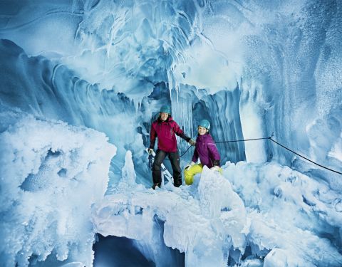 Nel Palazzo del Ghiaccio, solo le tonalità del blu si riflettono sul ghiaccio, creando uno straordinario gioco di sfumature turchesi.
