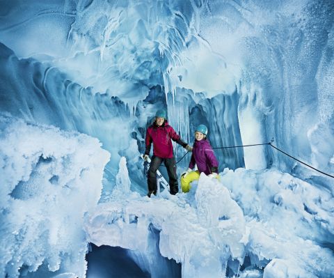 A Jégpalotában csak a kék árnyalatok verődnek vissza a jégről, lenyűgöző türkiz árnyalatokat hozva létre.