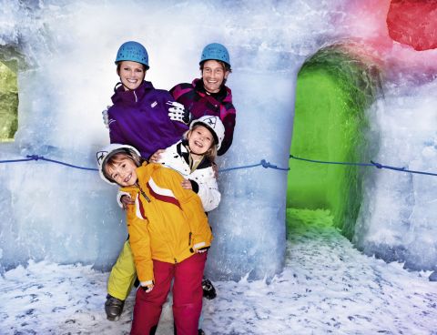 Paradis familial : le palais de glace naturel du glacier d'Hintertux Embarquez pour un voyage glacé à travers le Palais de Glace avec toute la famille.