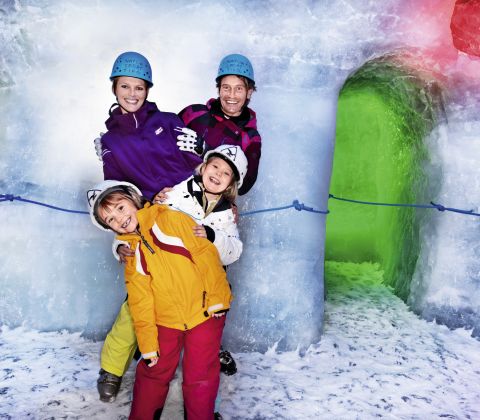 Familieparadijs: Natuurijspaleis op de Hintertuxer gletsjer Begin de ijzige tocht door het IJspaleis met het hele gezin.