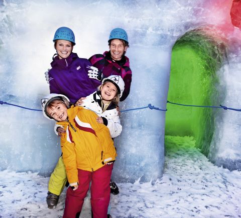 Paradiso per famiglie: Palazzo di ghiaccio naturale sul ghiacciaio di Hintertux Iniziate il viaggio ghiacciato attraverso il Palazzo di Ghiaccio con tutta la famiglia.