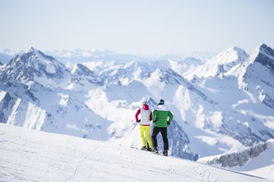 Hoch oben über dem Zillertal befindet sich der Hintertuxer Gletscher mit seinem abwechslungsreichen Skigebiet.