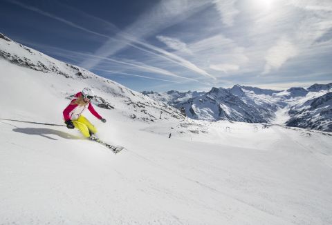La discesa dal ghiacciaio di Hintertux è rapida Il paradiso degli sciatori nel cuore della Zillertal.