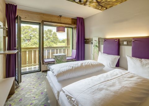 Hotel Explorer se nachází v srdci hor a z téměř každého pokoje se vám naskytne fantastický výhled na hory.