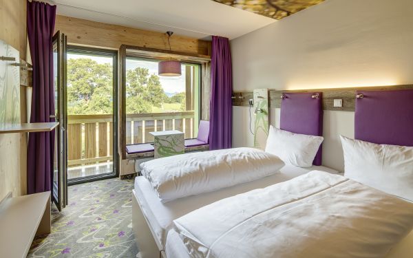 Mitten in den Bergen gelegen hast Du aus fast jedem Explorer Hotels Zimmer einen traumhaften lick auf die Berge.