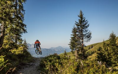 Sprung mit dem mountainbike in den kitzbueheler alpen ©eye5carlosblanchard