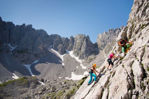 Horolezectví, via ferraty v Kitzbühelských Alpách v Tyrolsku.