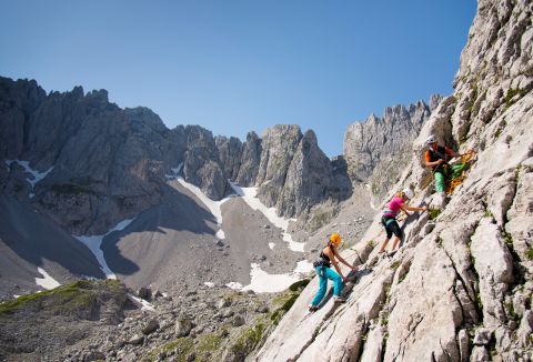Mászás via ferratákon a tiroli Kitzbüheli-Alpokban.