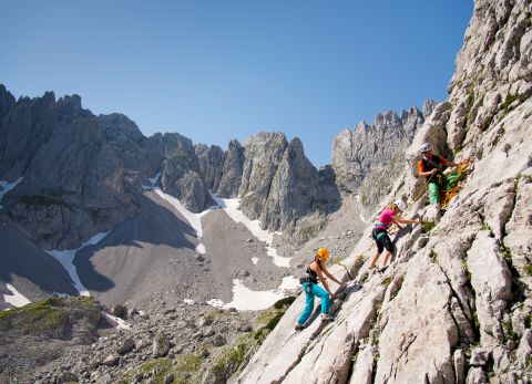 Arrampicata, vie ferrate nelle Alpi di Kitzbühel in Tirolo.
