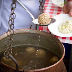 Vous pourrez trouver la plus longue table de raviolis du monde au festival des raviolis des Alpes de Kitzbühel, à St. Johann in Tirol.