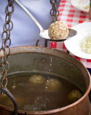 Vous pourrez trouver la plus longue table de raviolis du monde au festival des raviolis des Alpes de Kitzbühel, à St. Johann in Tirol.