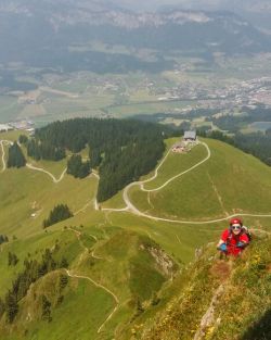 Auf dem Steig erwatet Dich Fels, unterbrochen von Grasbändern
