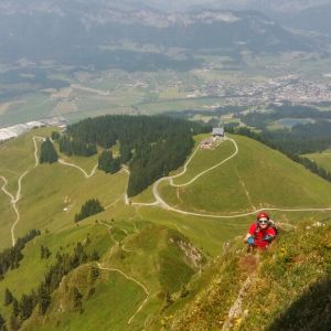 Auf dem Steig erwatet Dich Fels, unterbrochen von Grasbändern Klettersteig Kitzbüheler Horn