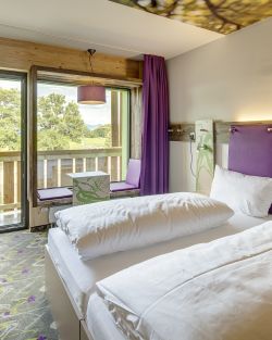 Moderne Zimmer mit gemütlicher Sitzbank im Panoramafenster