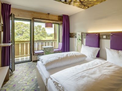 Moderne Zimmer mit gemütlicher Sitzbank im Panoramafenster