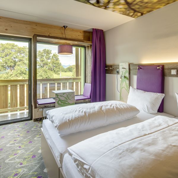 Moderne Zimmer mit gemütlicher Sitzbank im Panoramafenster