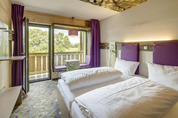 Moderne Zimmer mit gemütlicher Sitzbank im Panoramafenster