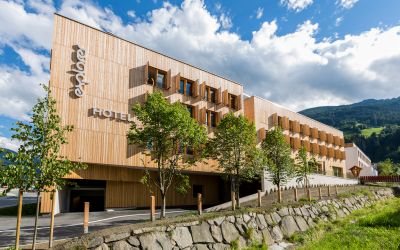 Die Fassade des neuen Hotels schmücken wieder Holzschindeln, die an ein altes Bauernhaus erinnern.