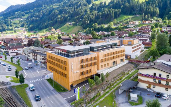 Mitten in Kaltenbach liegt das neue Explorer Hotel mit 75 Zimmern, einer tollen Dachterasse im Sport Spa und vielen sportlichen Möglichkeiten in der Umgebung.