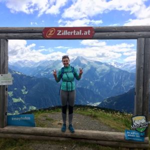 Hana auf der Wanderung zum Kreuzjoch in den Tuxer Alpen Willkommen im Zillertal - hier kannst Du die Aussicht auf die Zillertaler Alpen genießen.