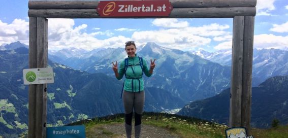 Hana auf der Wanderung zum Kreuzjoch in den Tuxer Alpen
