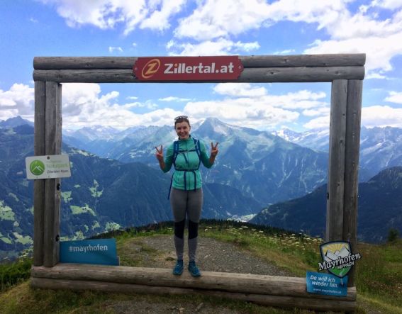 Hana auf der Wanderung zum Kreuzjoch in den Tuxer Alpen