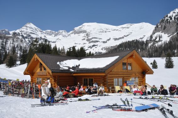 Gemütlich einkehren auf der Bärenhütte im Skigebiet Wurzeralm