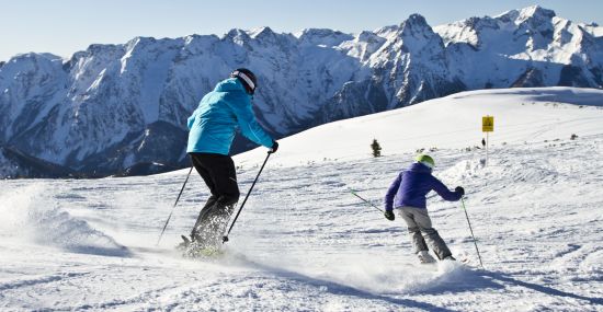 Beim Skifahren traumhaftes Alpenpanorama genießen
