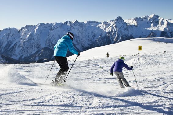 Beim Skifahren traumhaftes Alpenpanorama genießen