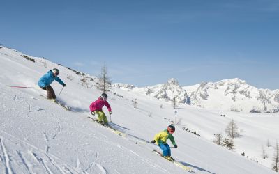 Élvezze a legjobb családi síelési élményeket a Hinterstoder-Höss és Wurzeralm síterepeken, az Explorer Hotel Hinterstoder közelében.