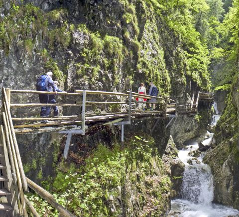 Naturalny spektakl w wąwozie Dr. Vogelgesang Bez względu na pogodę wąwóz Dr. Vogelgesang to prawdziwy spektakl natury i doskonały cel na wakacje odkrywcze w Hinterstoder w Górnej Austrii.