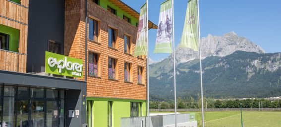 Das Explorer Hotel Kitzbühel mit Blick auf den Wilden Kaiser