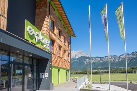 Explorer Hotel Kitzbühel mit Blick auf den Wilden Kaiser