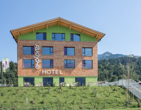 Das Explorer Hotel Kitzbühel liegt direkt am Kitzbüheler Horn und ist die perfekte Unterkunft für Deinen Sommerurlaub in St. Johann in Tirol in Österreich.