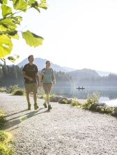 Wanderung am Hintersee entlang