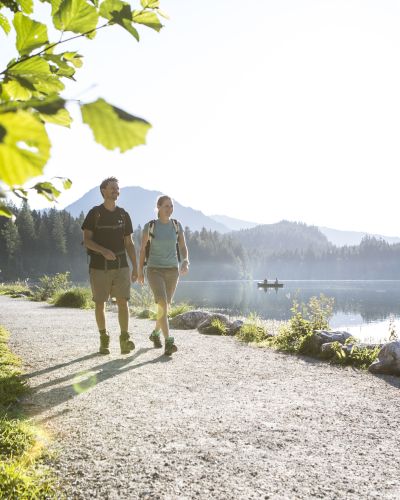 Wanderung am Hintersee entlang